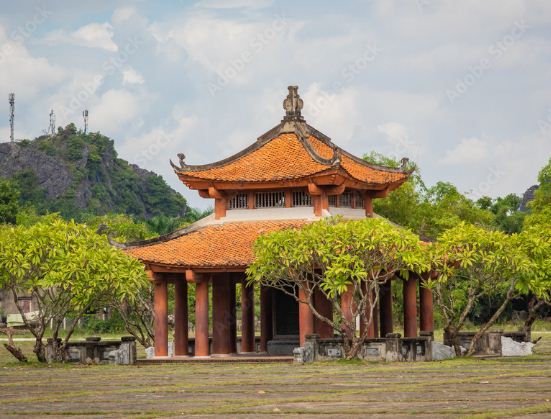 Le-Dai-Hanh-temple-Ninh-Binh-Vietnam-3
